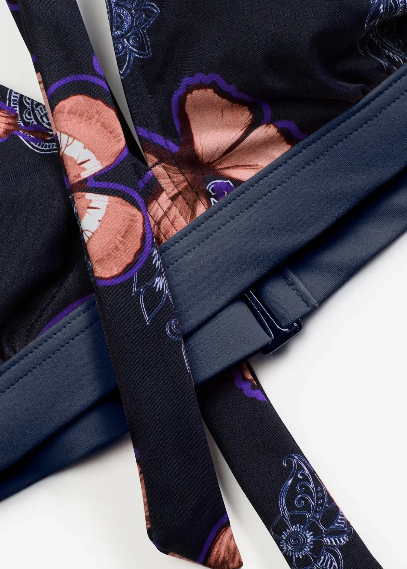 Haut de bikini dos nu