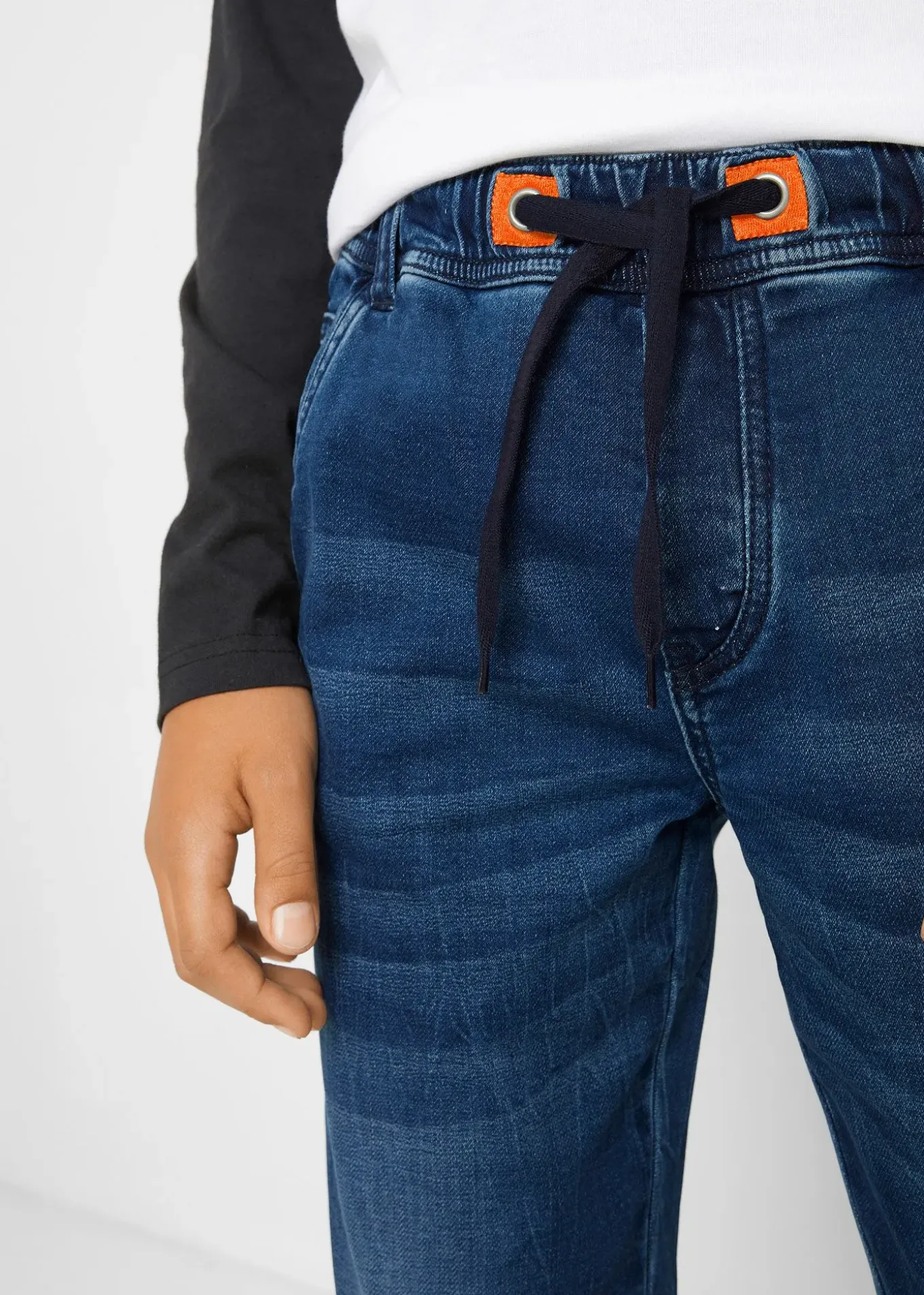 Jean à taille élastiquée en denim sweat, regular et fuselé