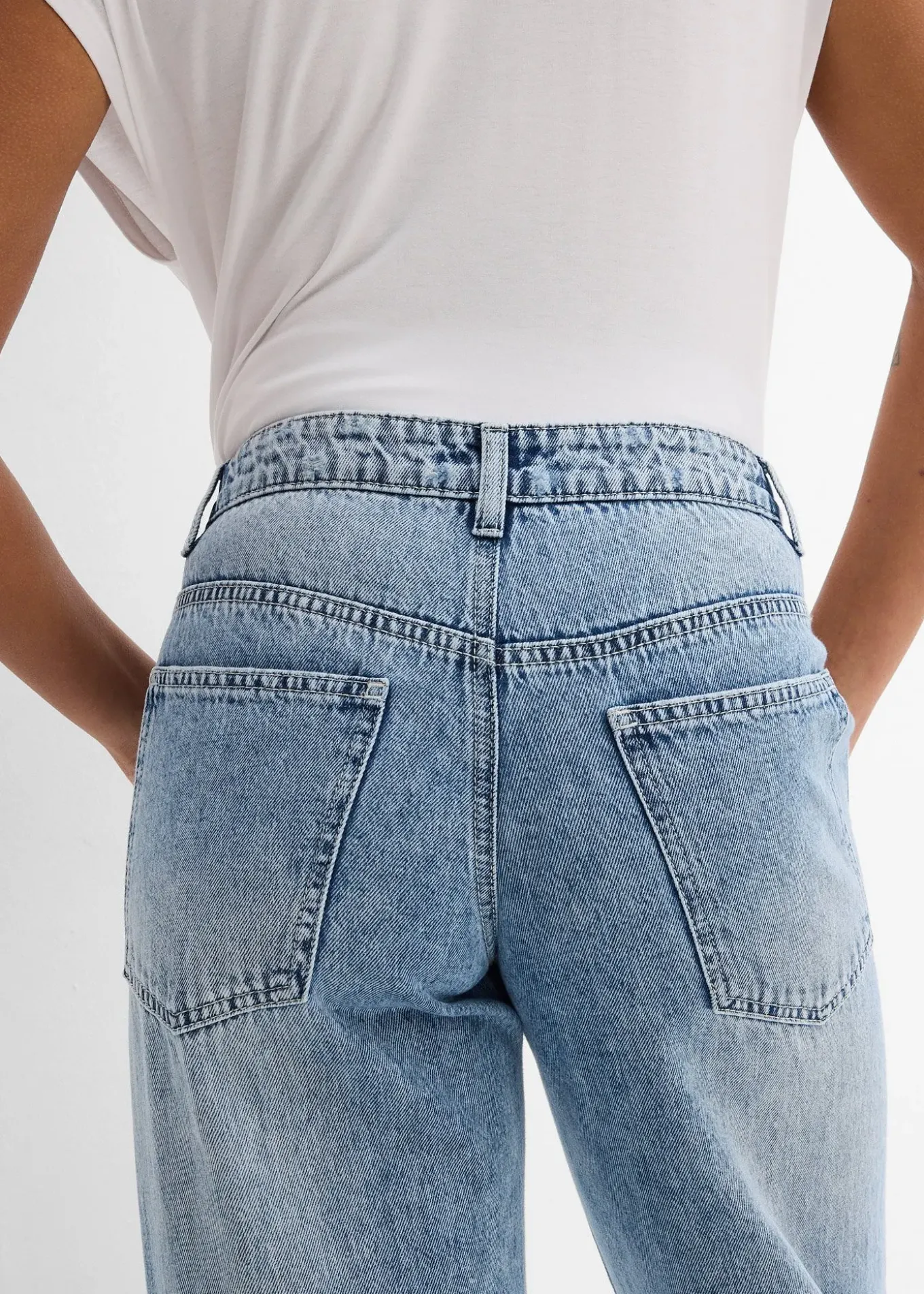 Jean droit et ample, taille mi-haute, peu extensible