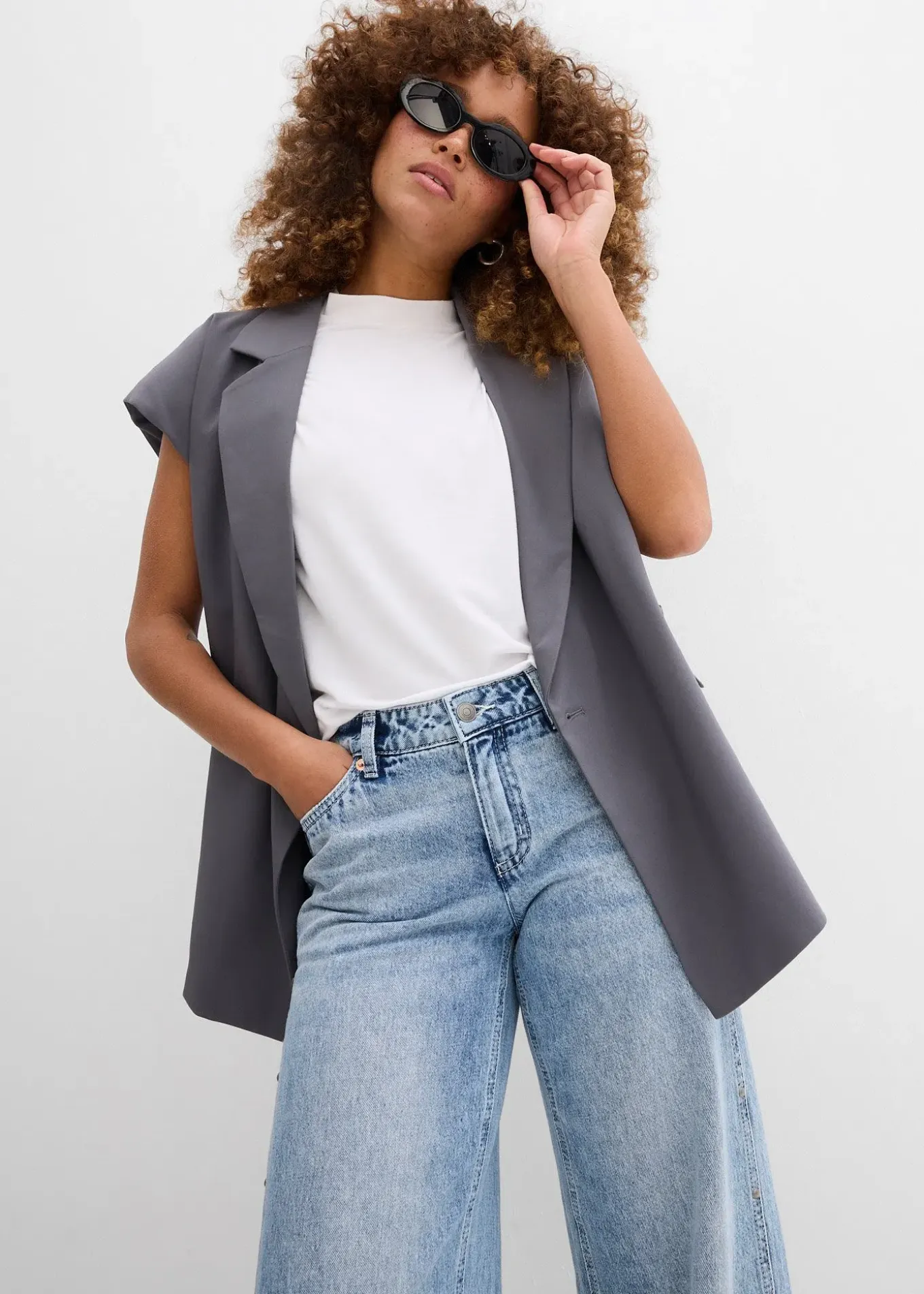 Jean droit et ample, taille mi-haute, peu extensible