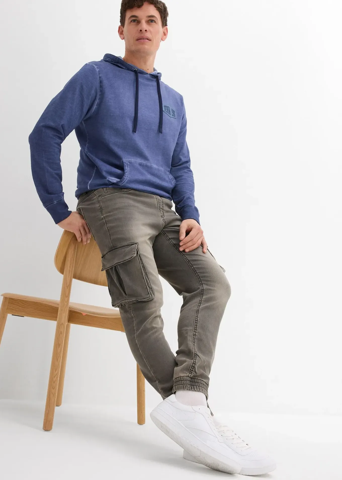 Jean jogger droit, slim, à taille élastiquée et poches cargo