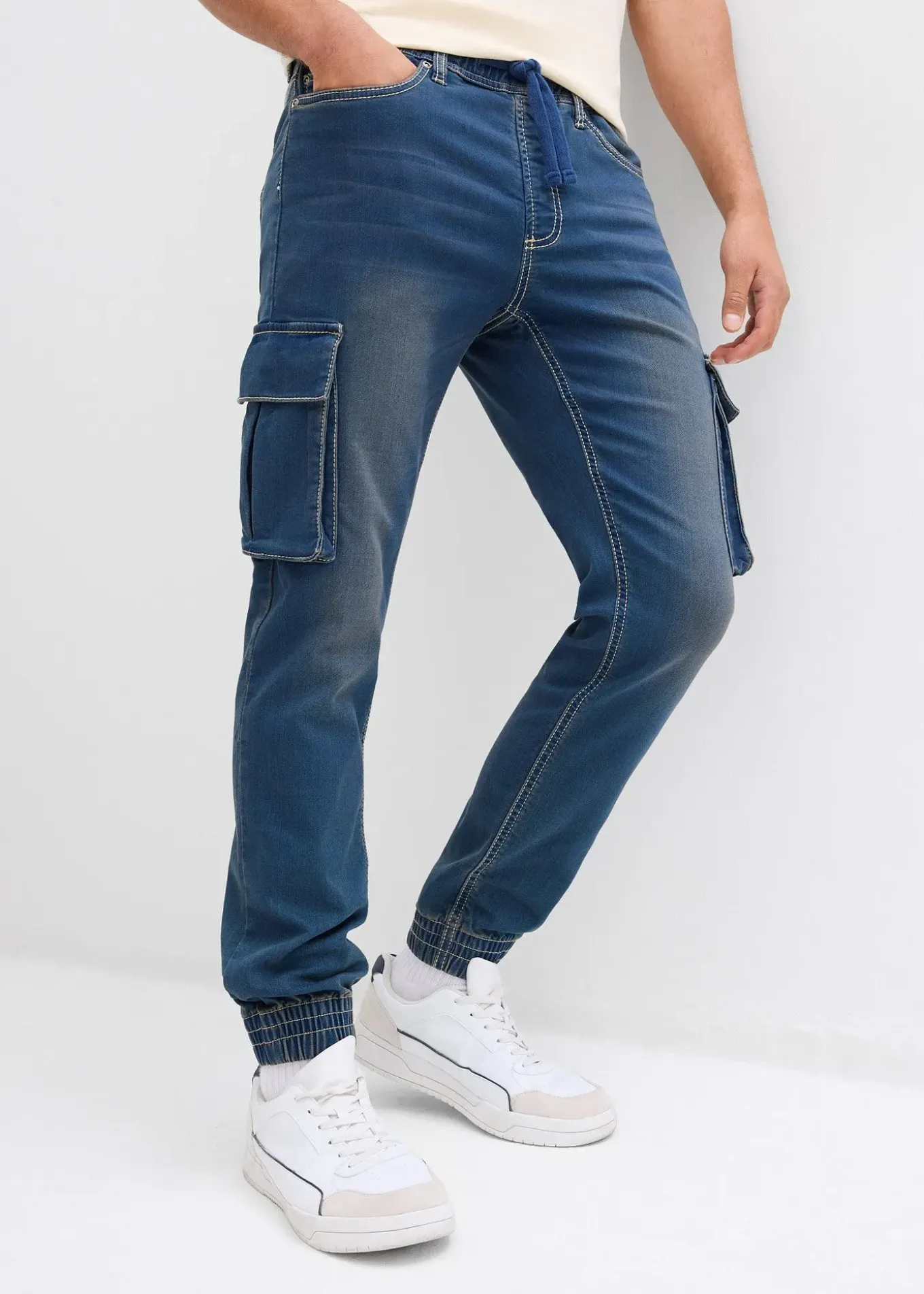 Jean jogger droit, slim, à taille élastiquée et poches cargo