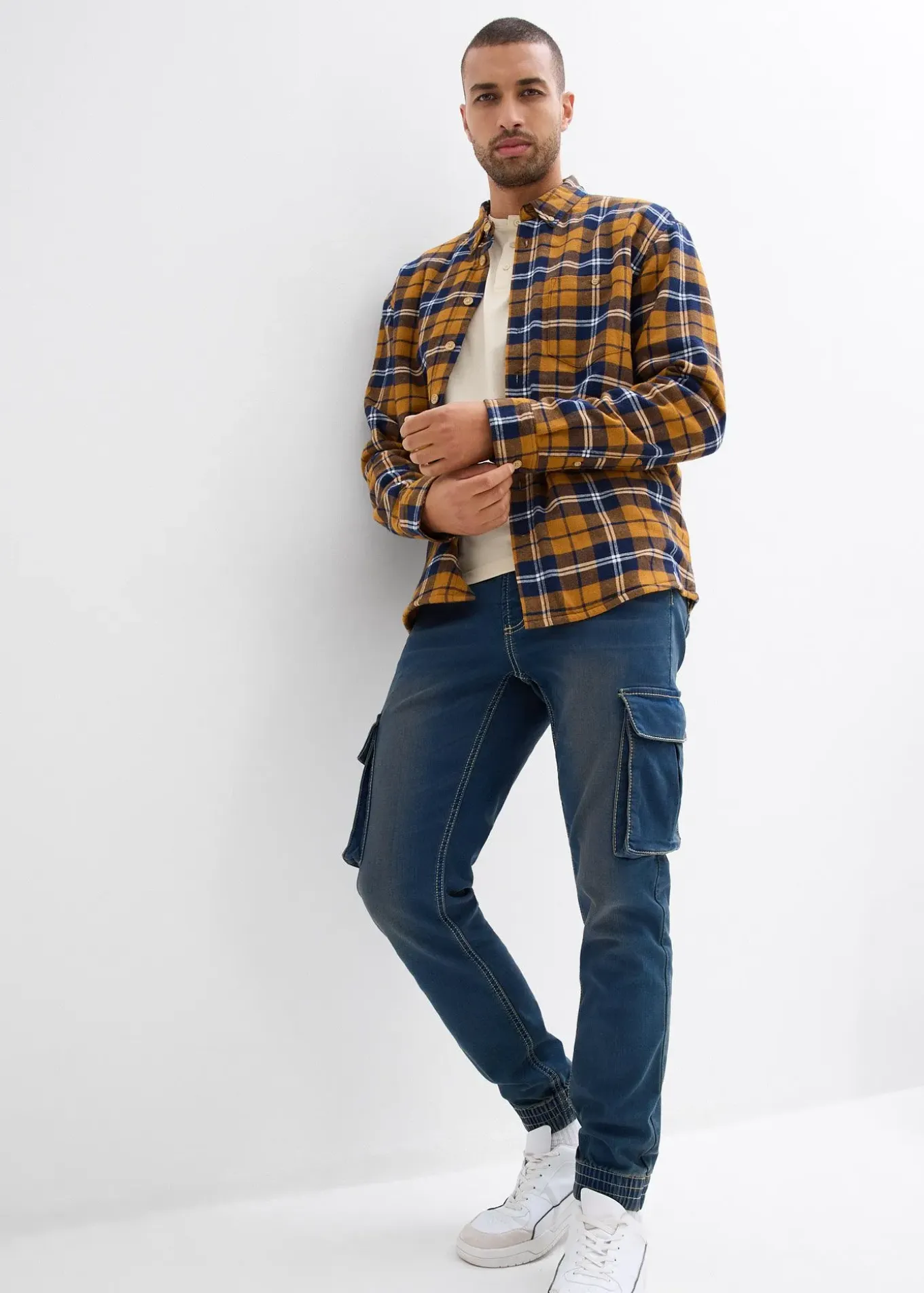 Jean jogger droit, slim, à taille élastiquée et poches cargo