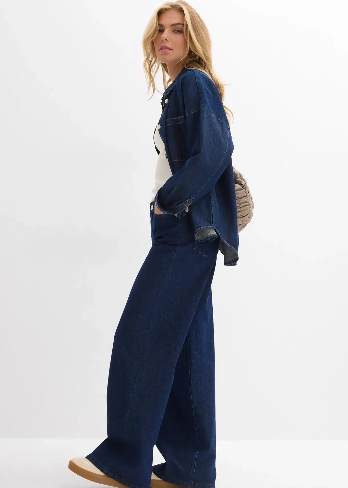 Jean large, taille mi-haute, peu extensible, longueur sol