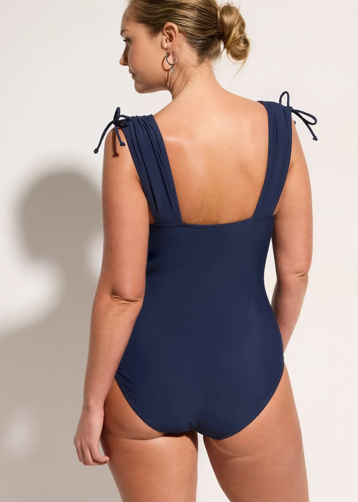 Maillot sculptant à larges bretelles, maintien léger