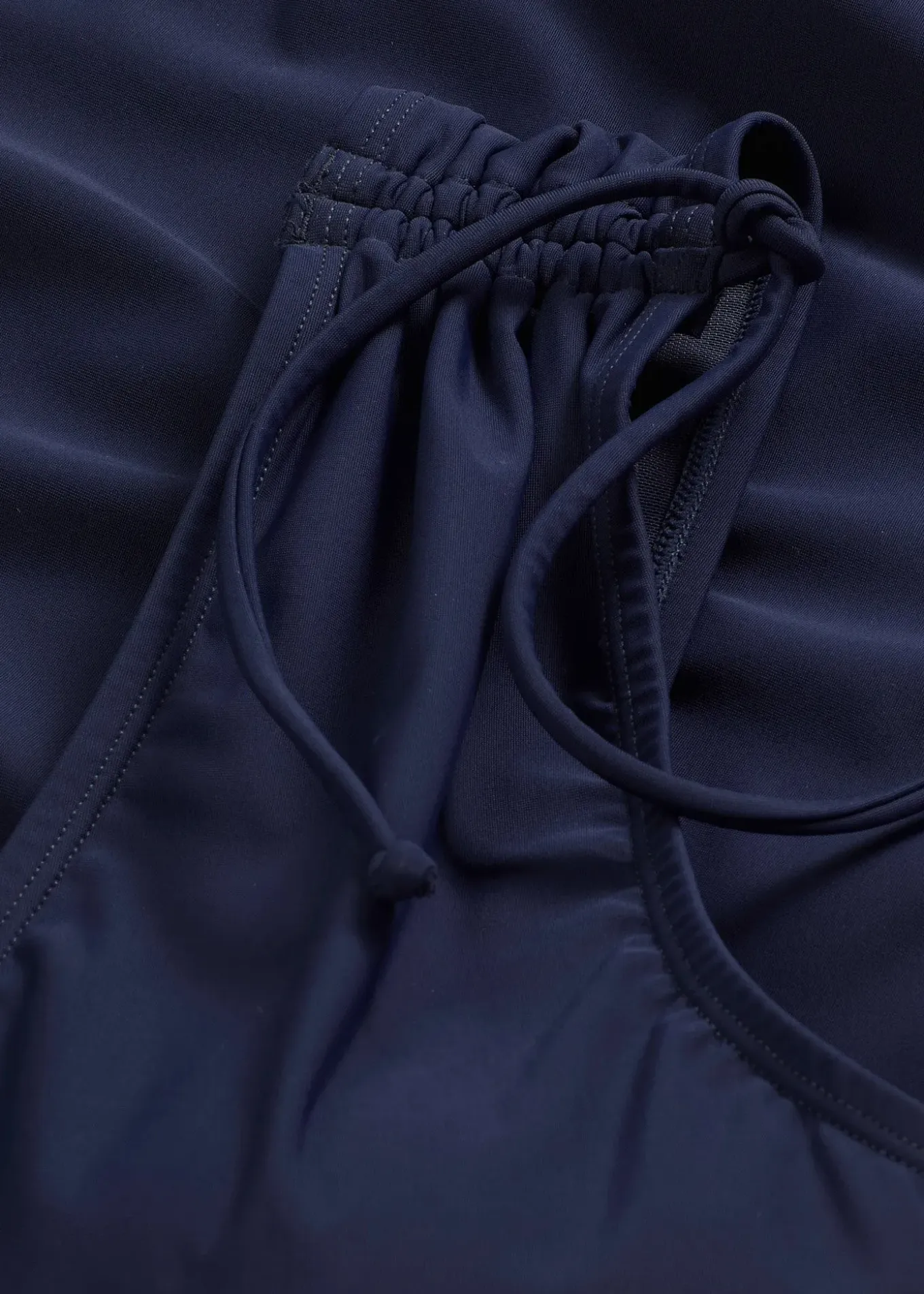 Maillot sculptant à larges bretelles, maintien léger