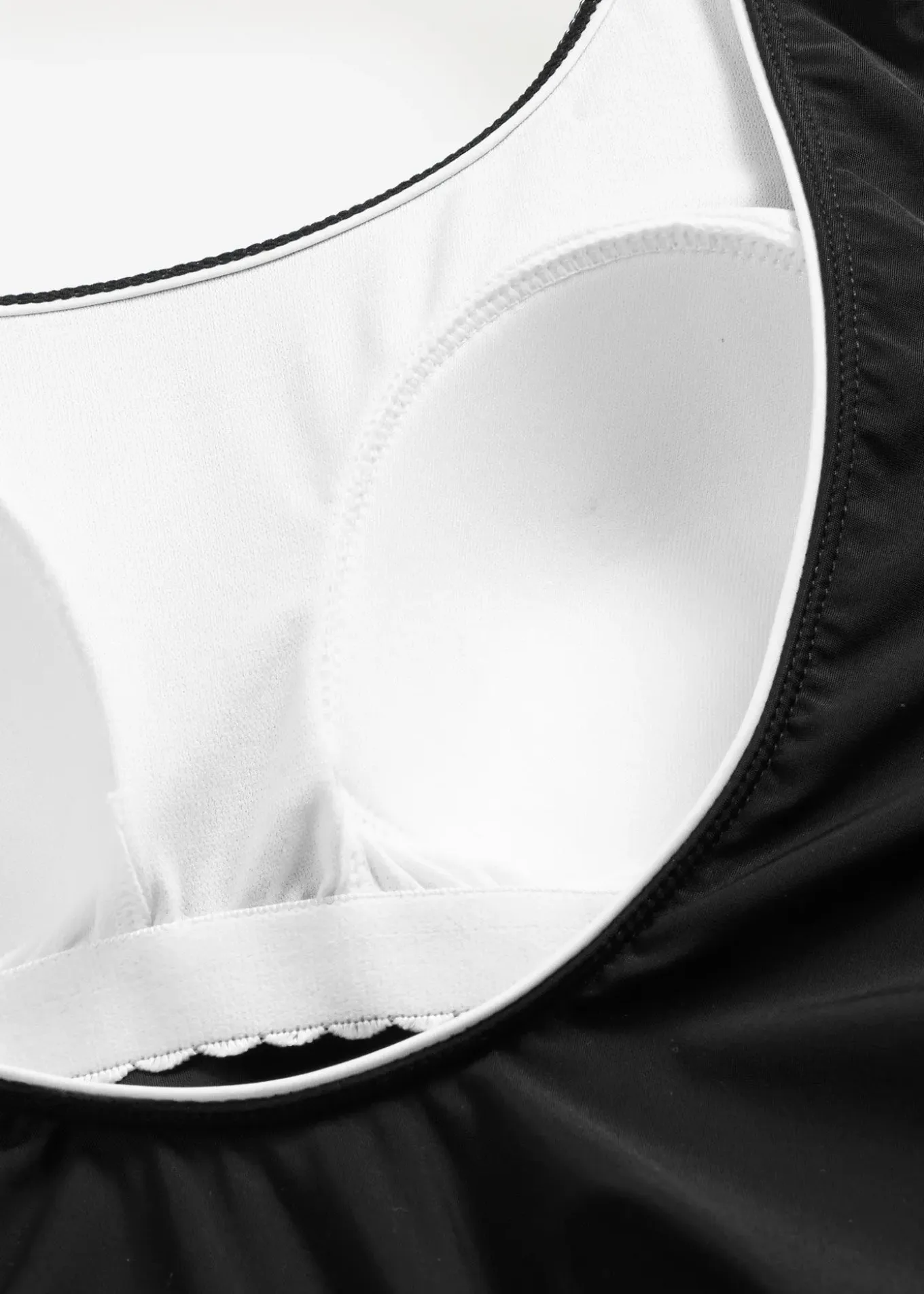 Maillot sculptant avec coutures décoratives, maintien léger