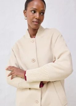 Manteau à empiècement en maille