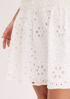 Mini-jupe en broderie anglaise