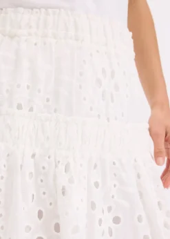 Mini-jupe en broderie anglaise