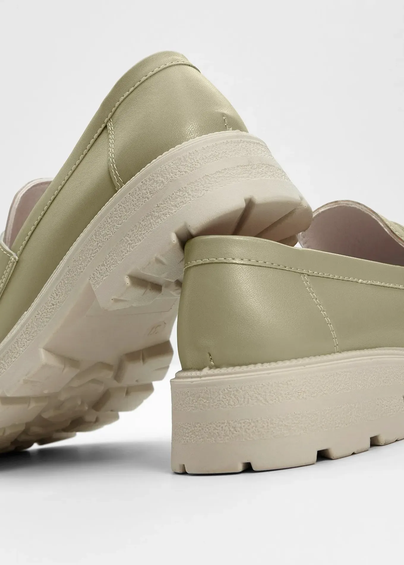 Mocassins à semelle épaisse et légère