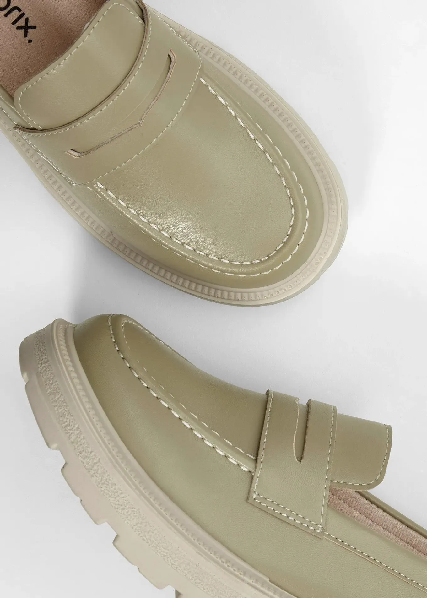 Mocassins à semelle épaisse et légère