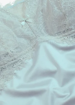 Nuisette en matière brillante