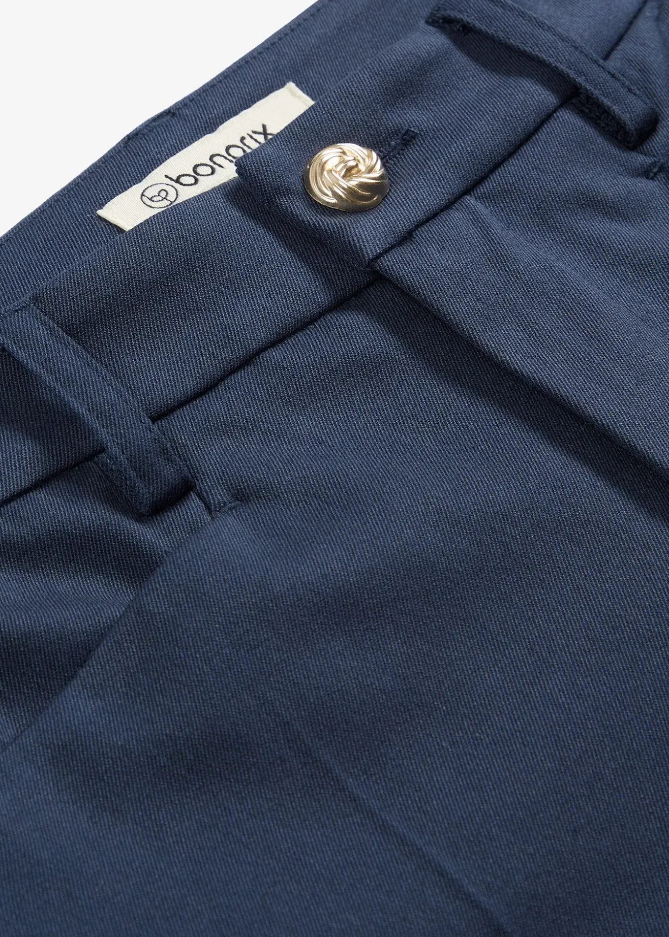 Pantalon 7/8 évasé avec bouton décoratif