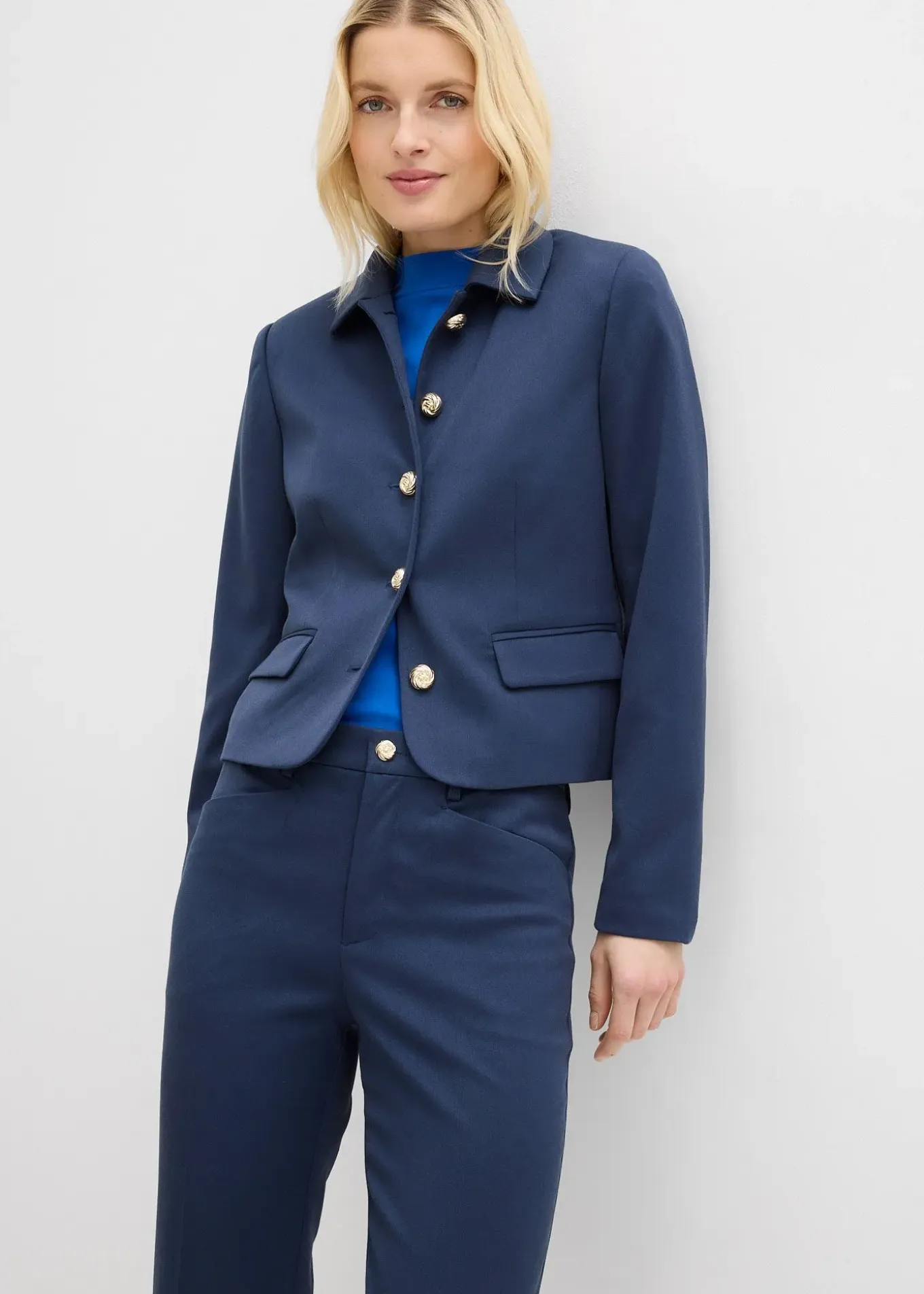 Pantalon 7/8 évasé avec bouton décoratif