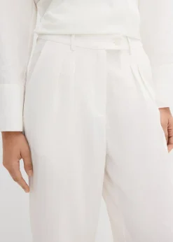 Pantalon avec bouton décoratif