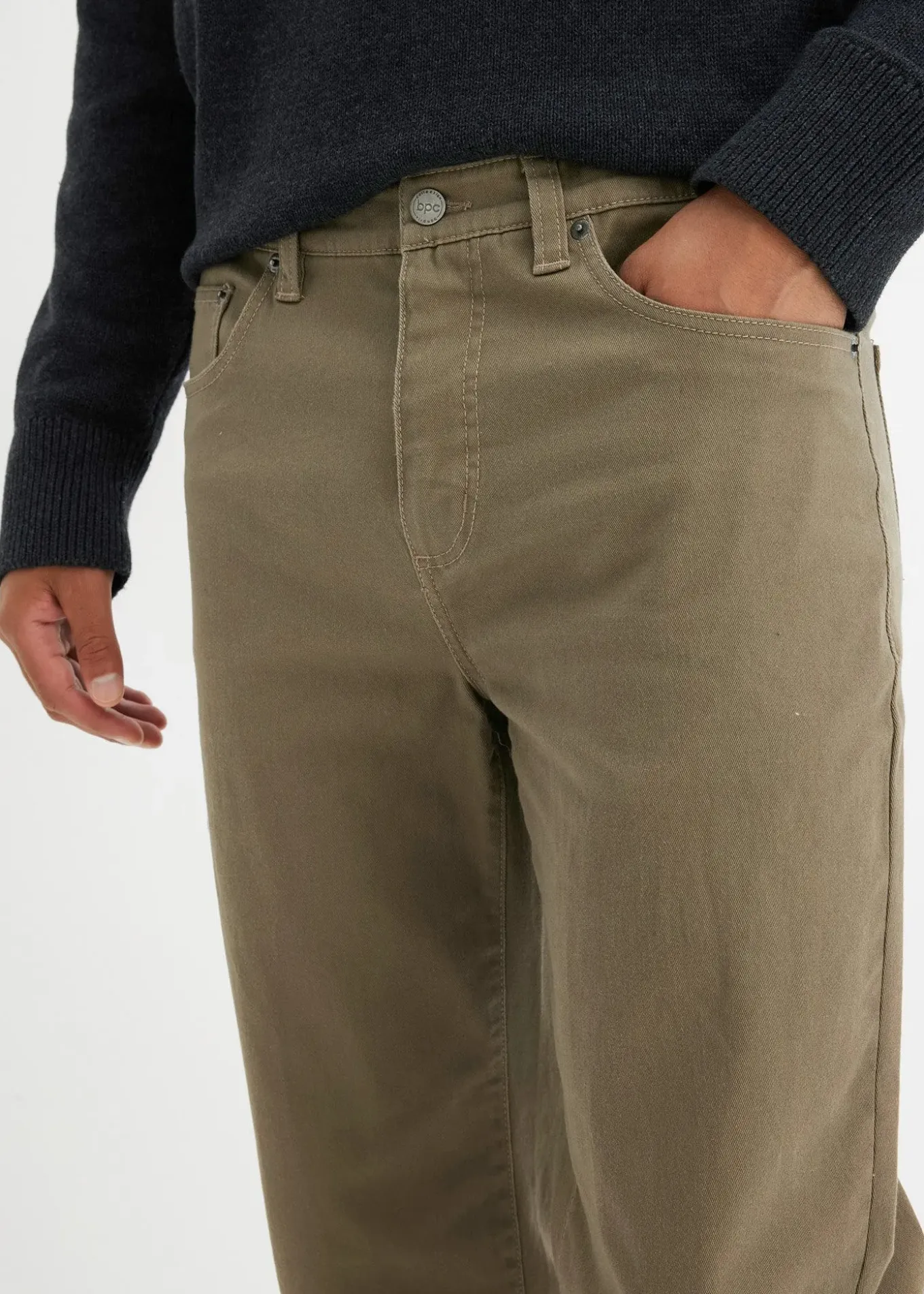Pantalon droit et extensible, coupe classique