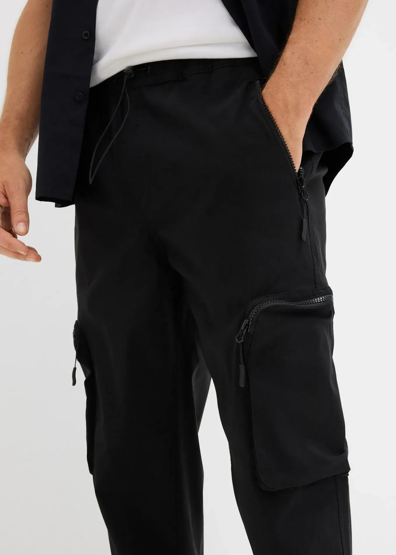 Pantalon droit très extensible à poches cargo zippées, regular