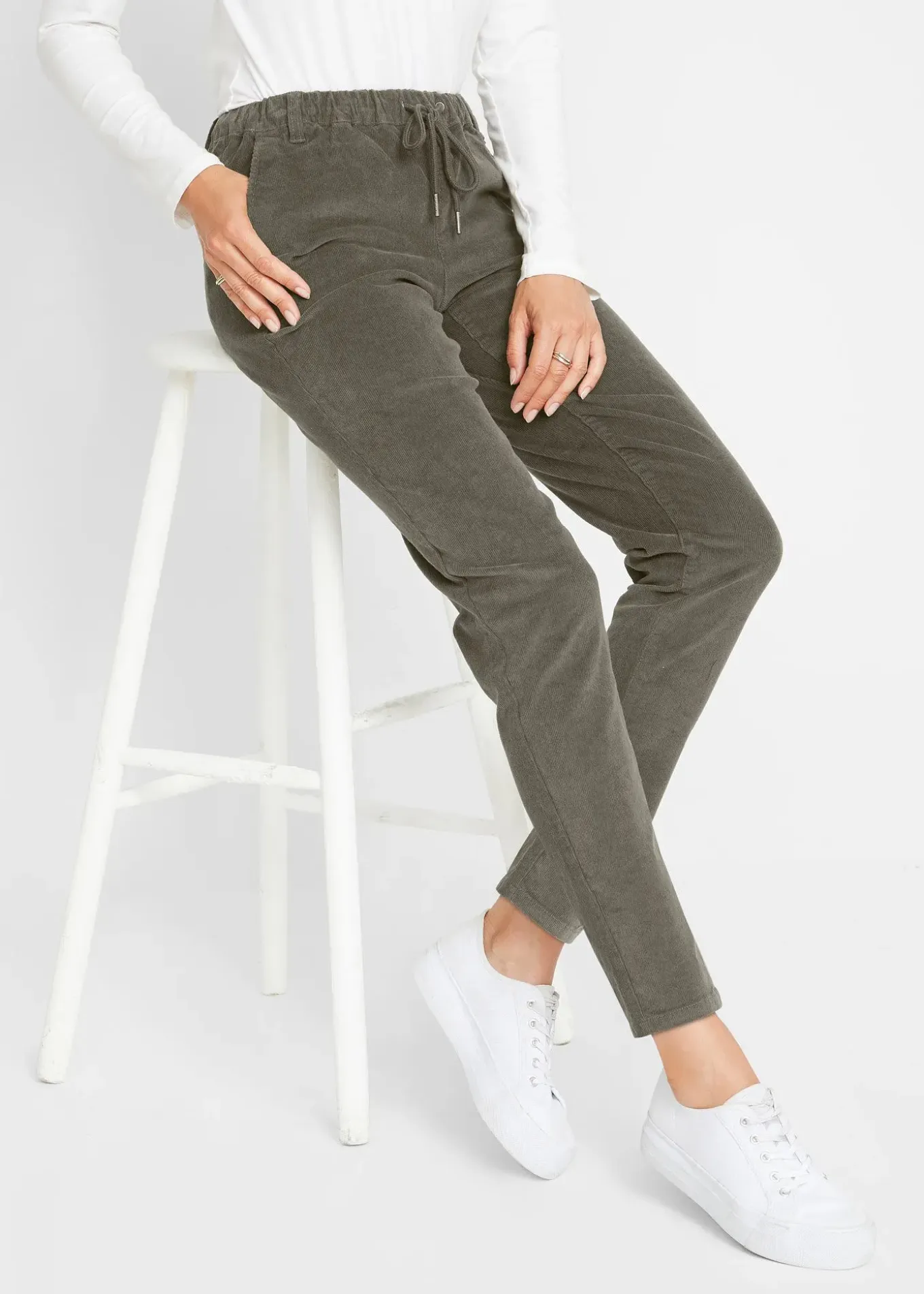 Pantalon en velours côtelé, taille élastiquée