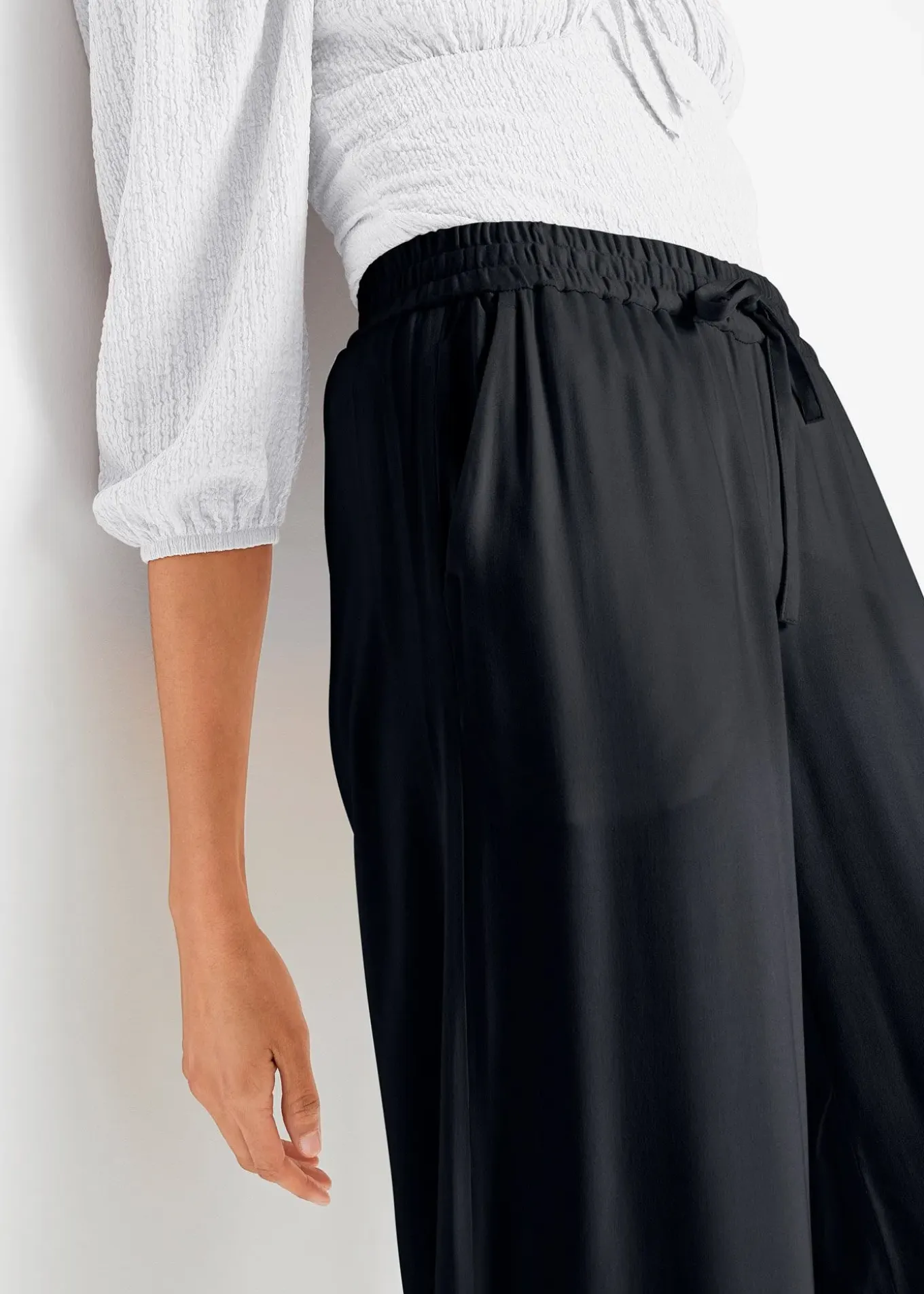 Pantalon fluide en viscose légèrement brillante