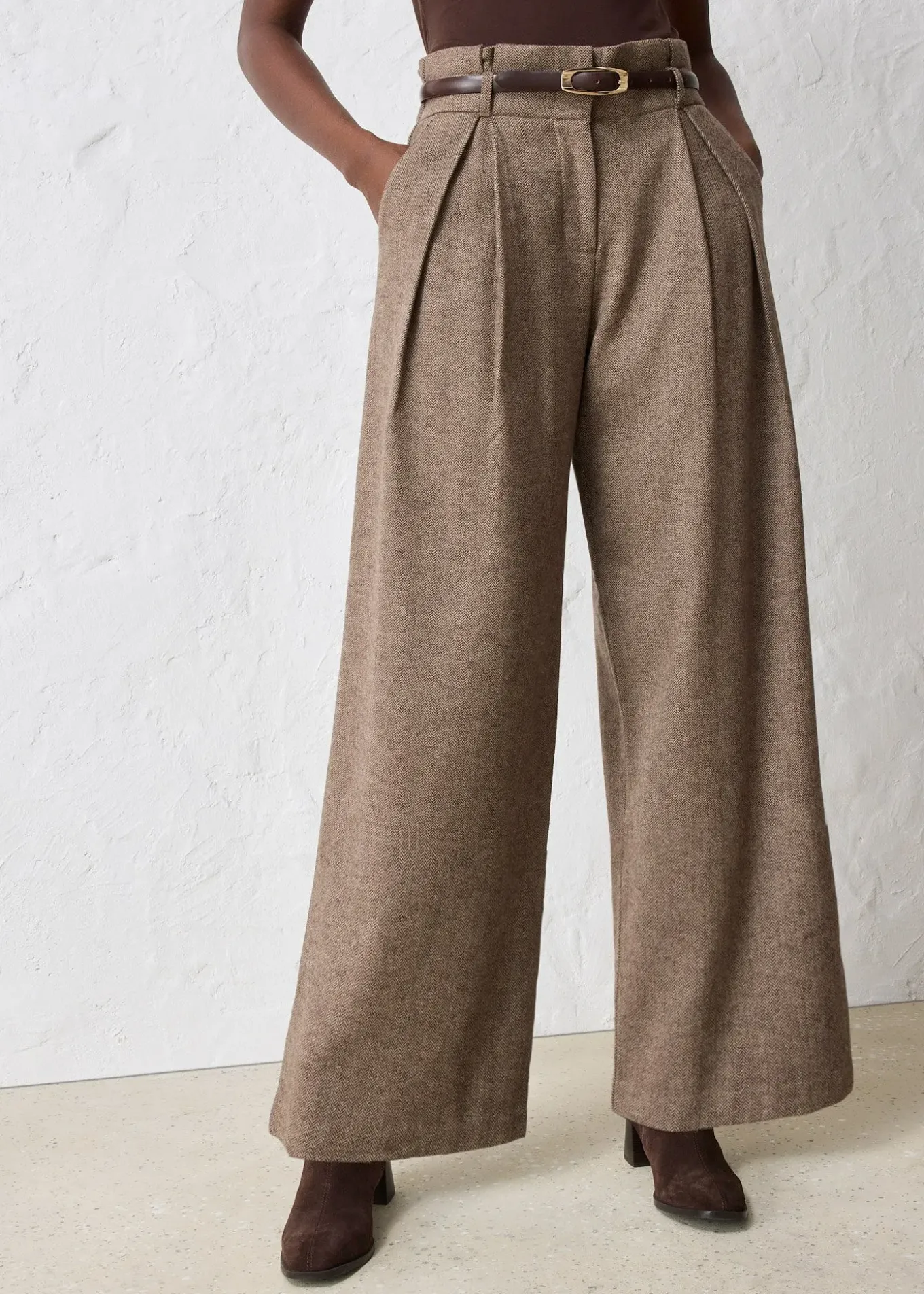 Pantalon large à pinces en laine majoritaire