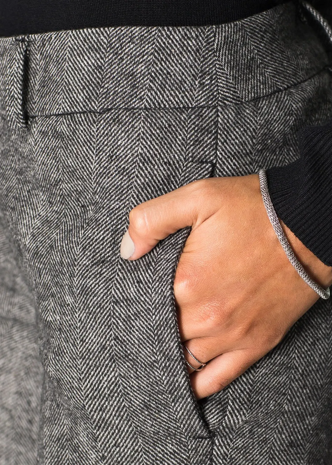 Pantalon large à pinces, taille courte