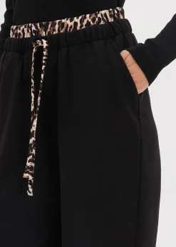 Pantalon large en sweat à ceinture contrastante