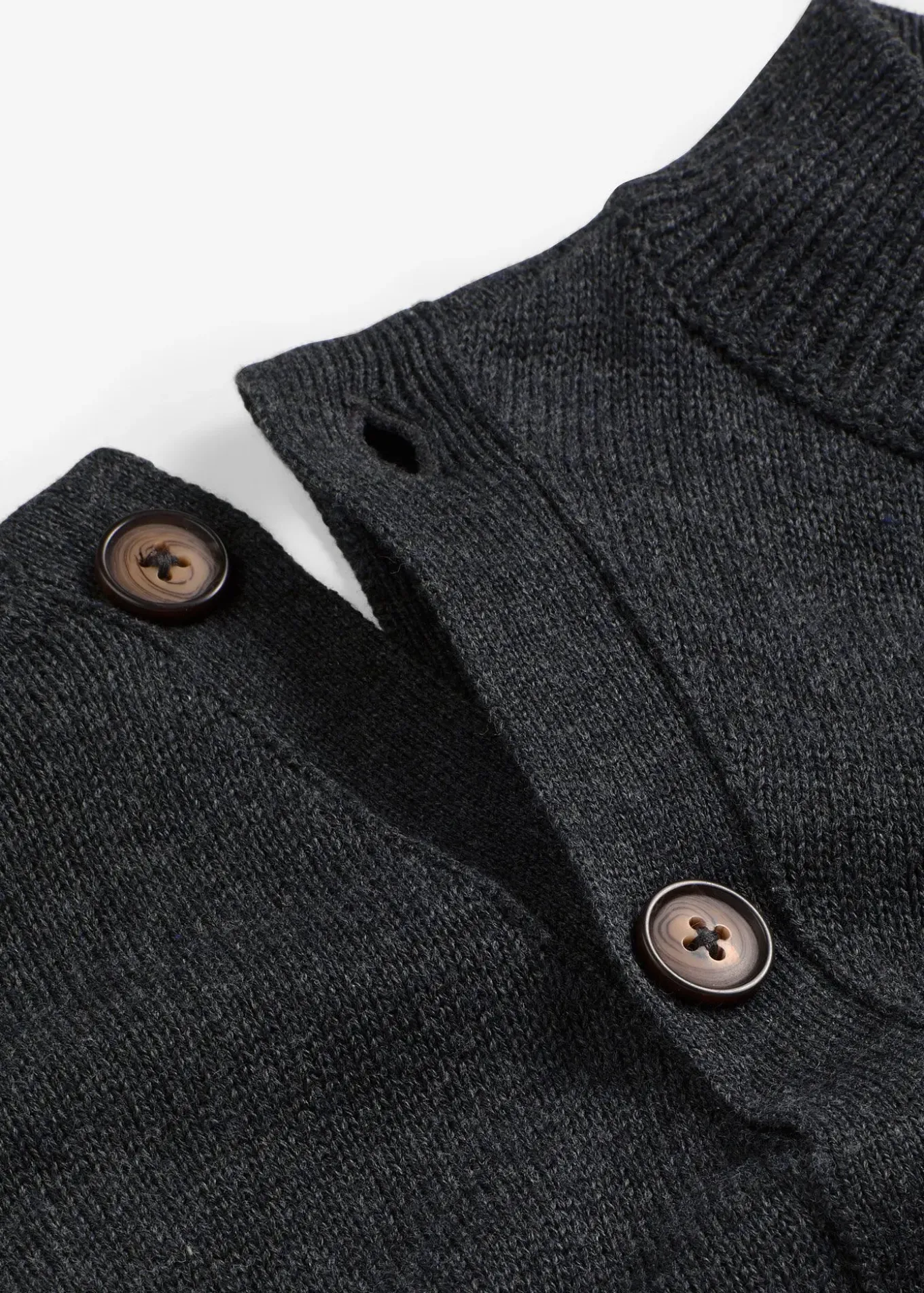 Pull à boutonnage asymétrique