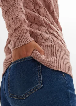 Pull ajouré style cache-cœur