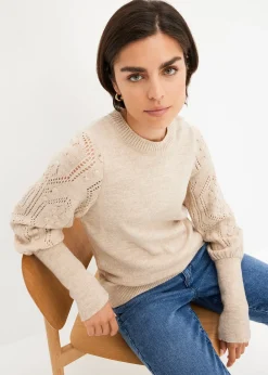 Pull aux manches ajourées