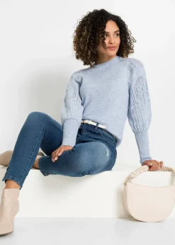 Pull aux manches ajourées