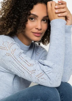 Pull aux manches ajourées
