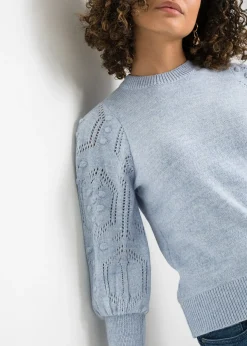Pull aux manches ajourées
