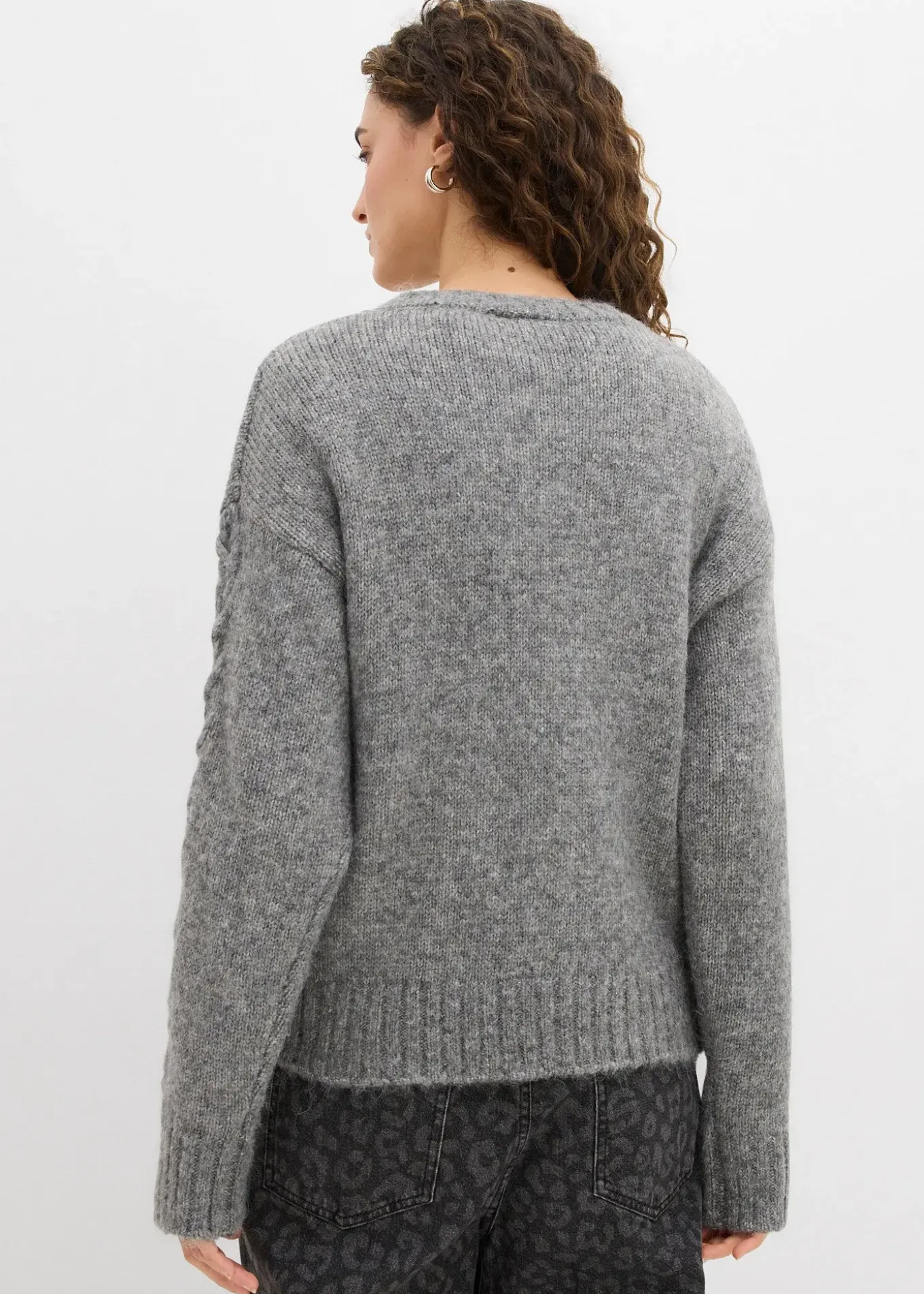 Pull boxy avec motif tressé sur les manches