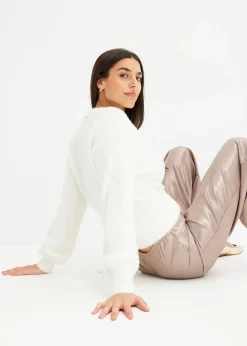 Pull cache-cœur avec accessoire