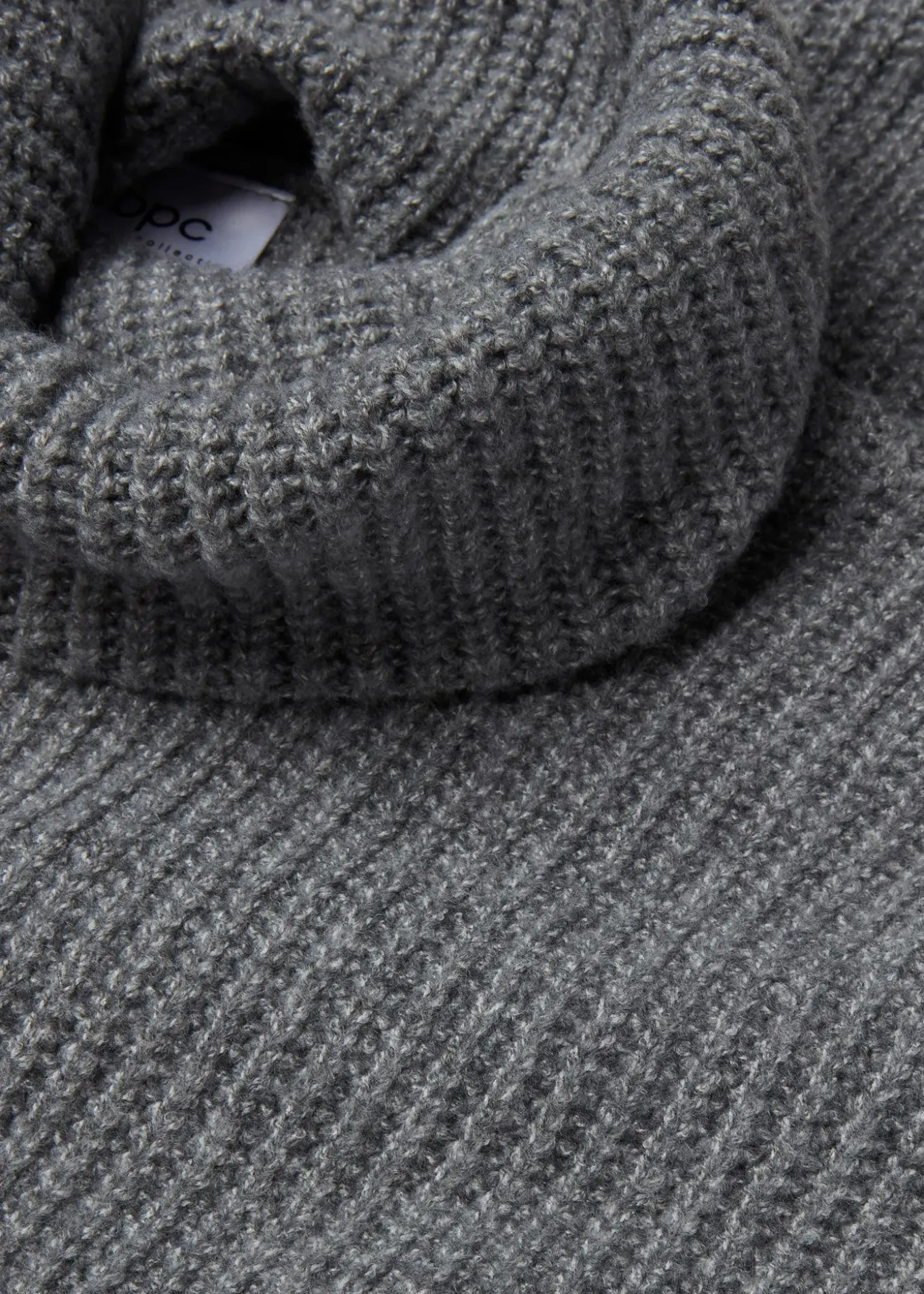 Pull col roulé en maille côtelée