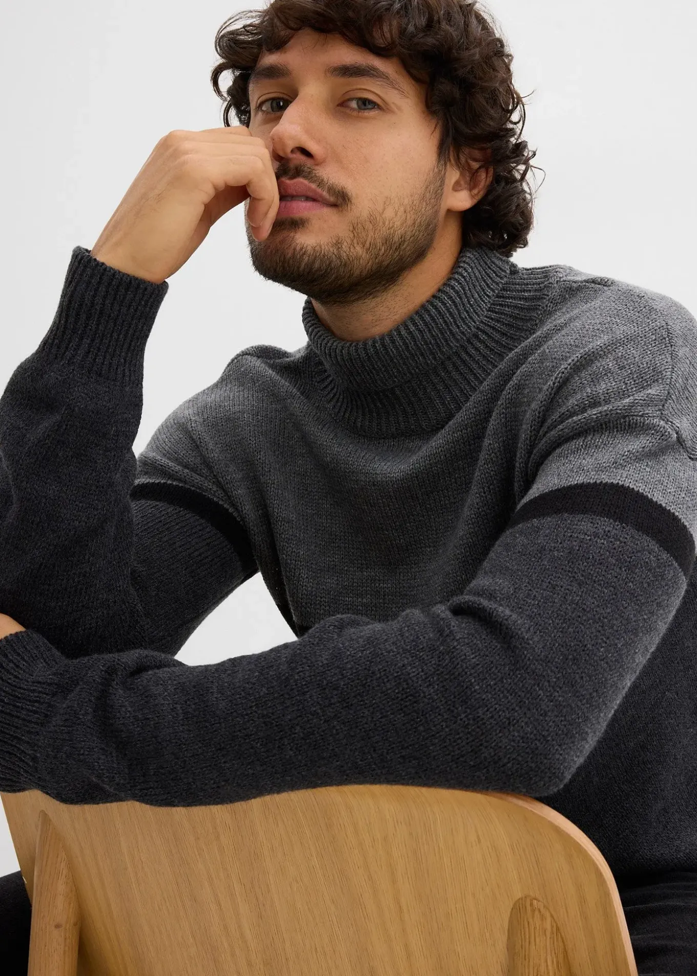 Pull col roulé style color-block