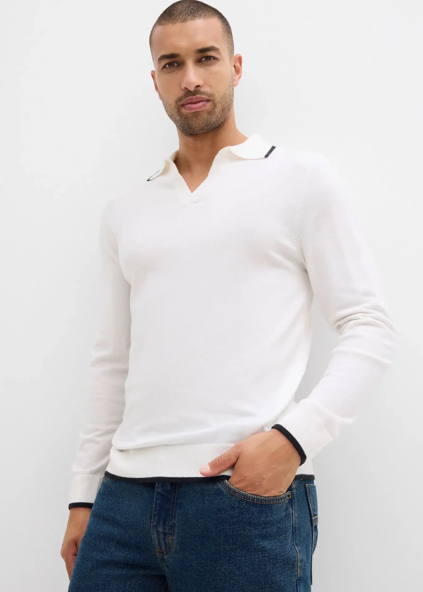 Pull en fine maille à détails contrastants