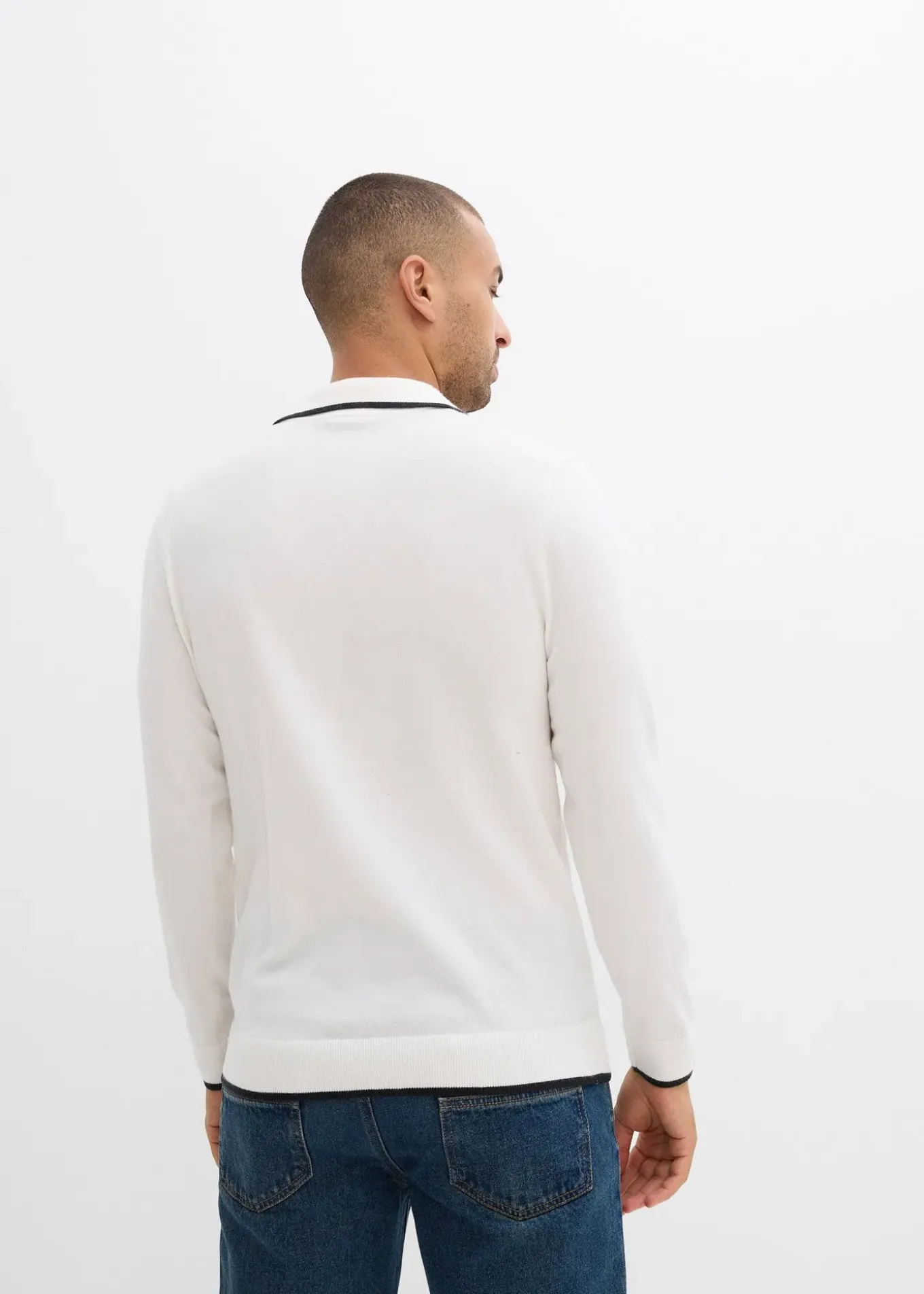 Pull en fine maille à détails contrastants