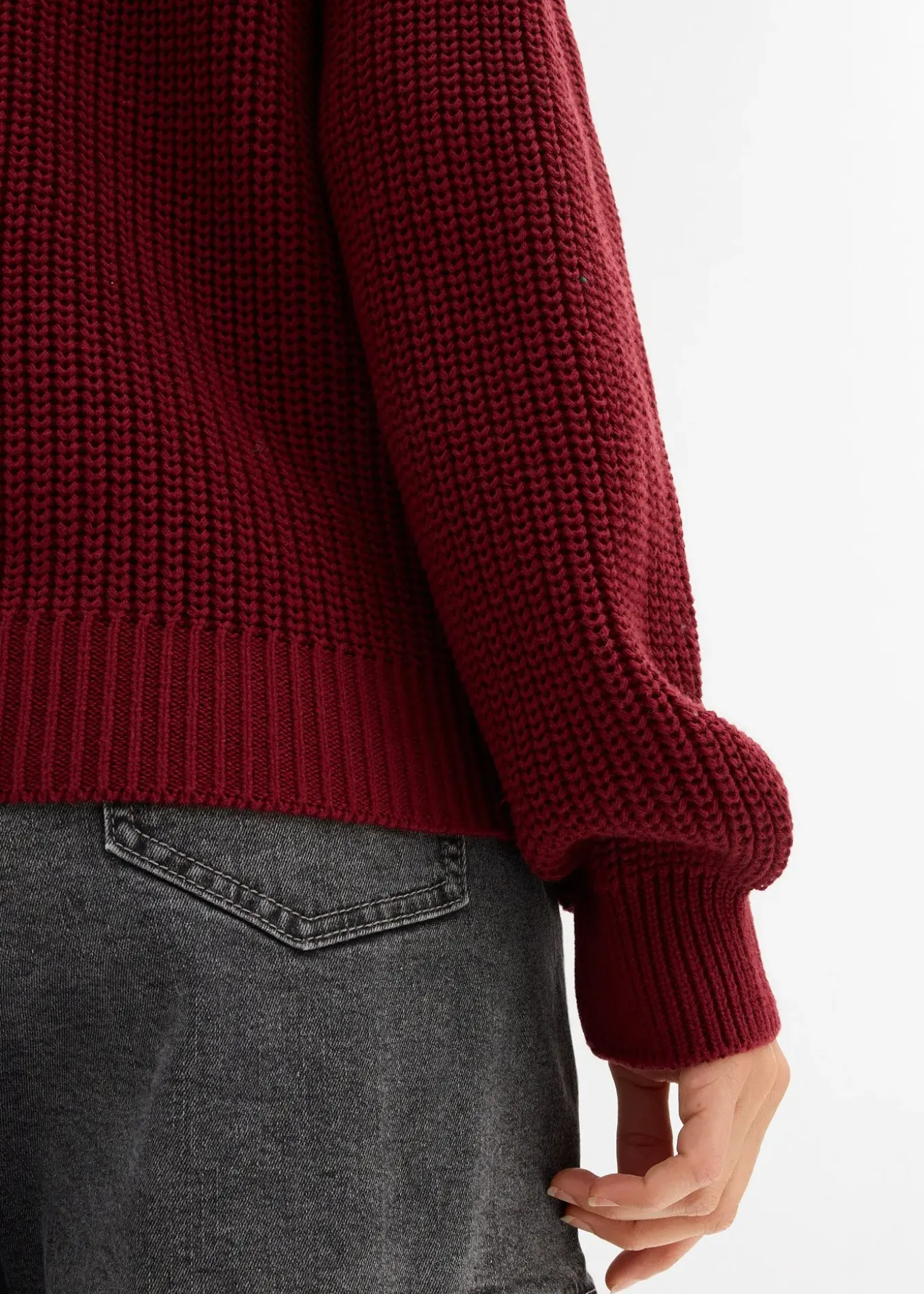 Pull en grosse maille avec découpes