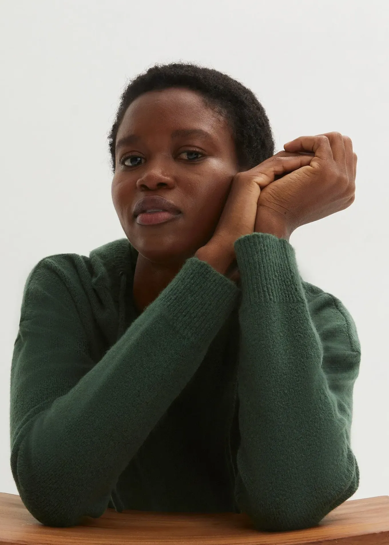 Pull en maille à col V et capuche