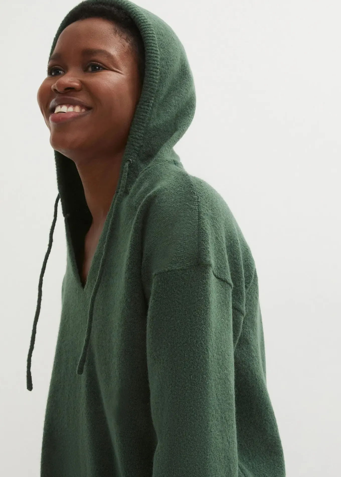 Pull en maille à col V et capuche