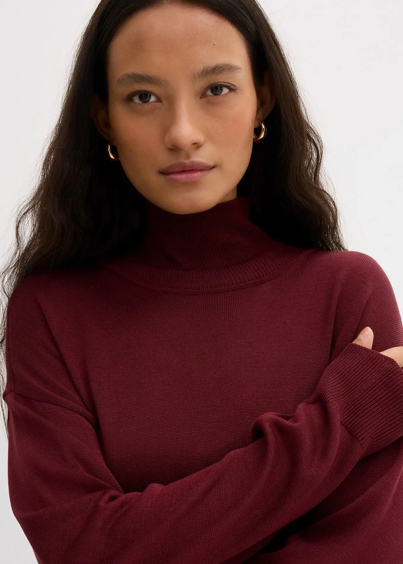 Pull léger en fine maille de viscose majoritaire à large col cheminée