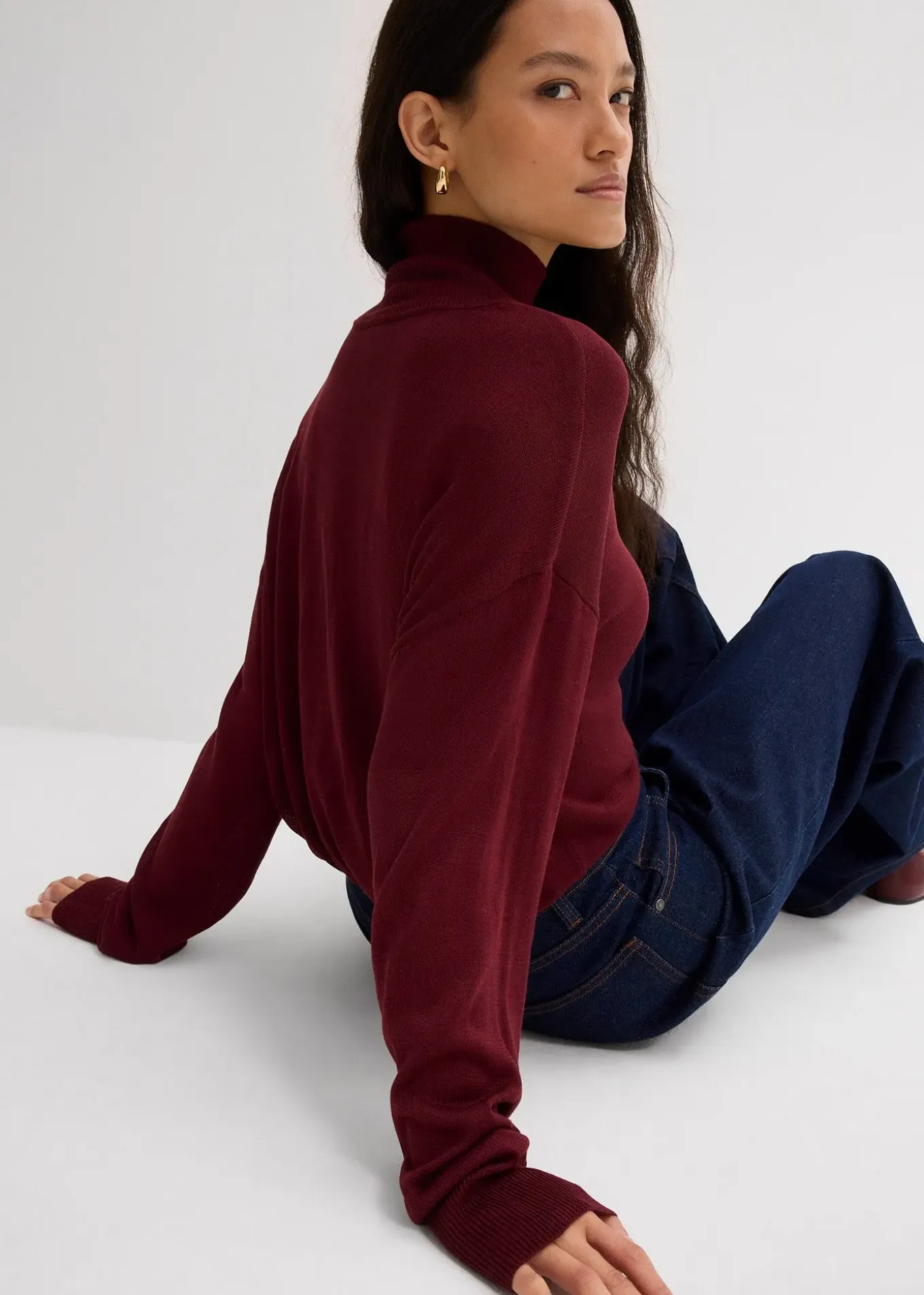 Pull léger en fine maille de viscose majoritaire à large col cheminée