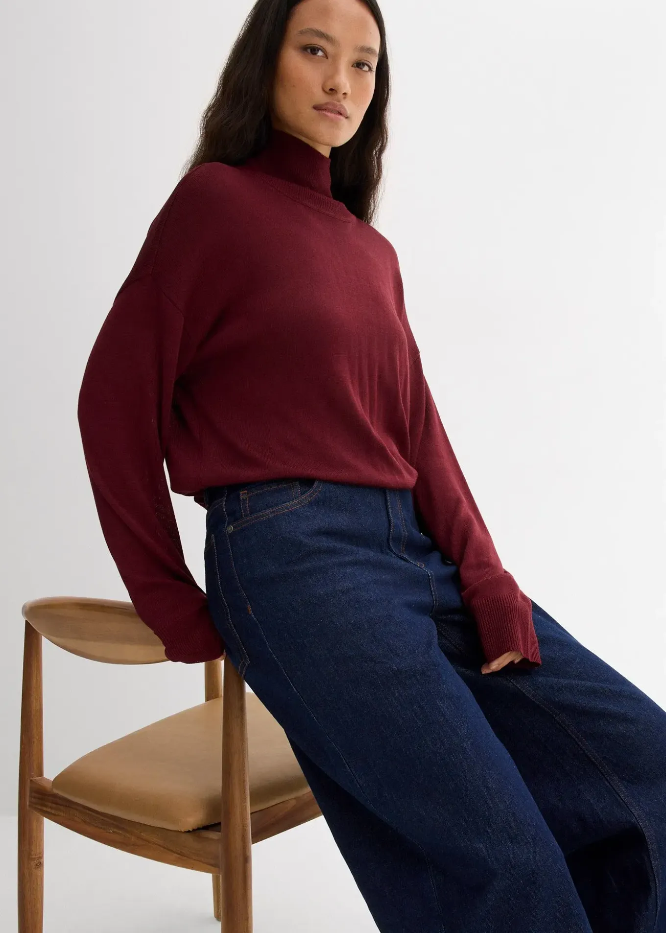 Pull léger en fine maille de viscose majoritaire à large col cheminée