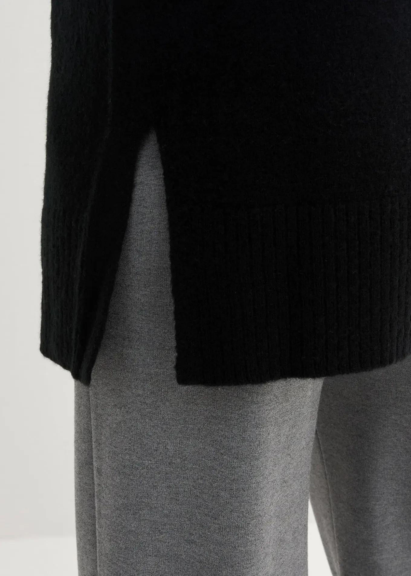 Pull oversize à col roulé ouvert et fentes latérales