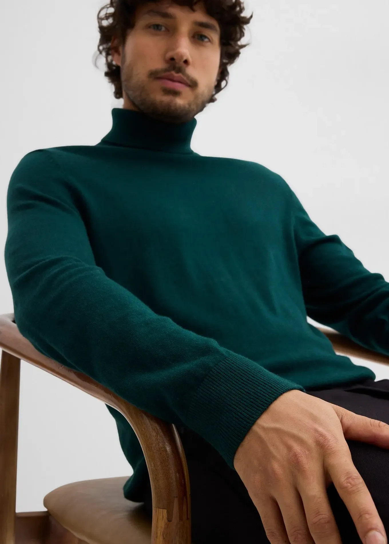 Pull slim à col roulé en fine maille avec laine mérinos