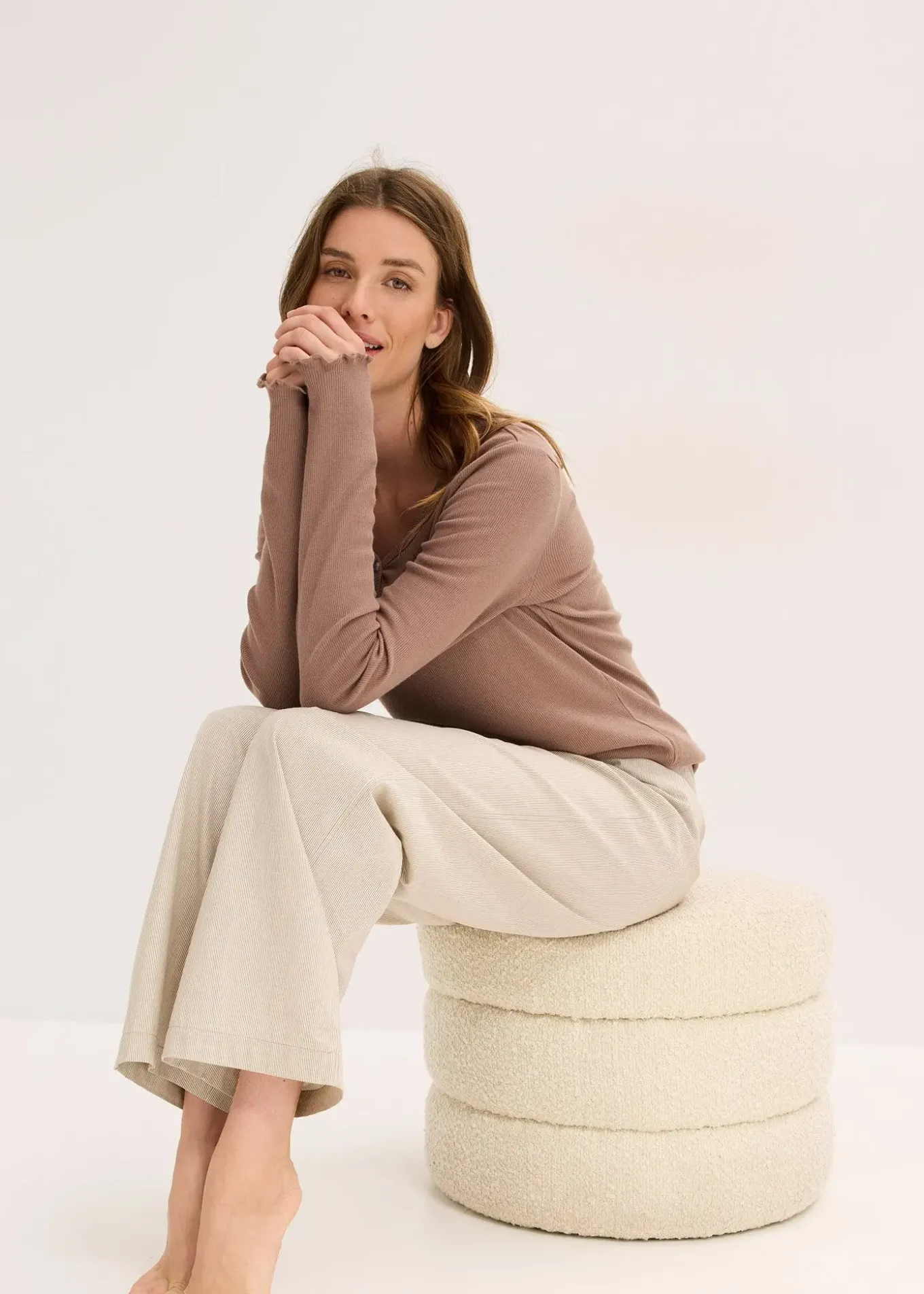 Pyjama avec un T-shirt côtelé et un pantalon tissé