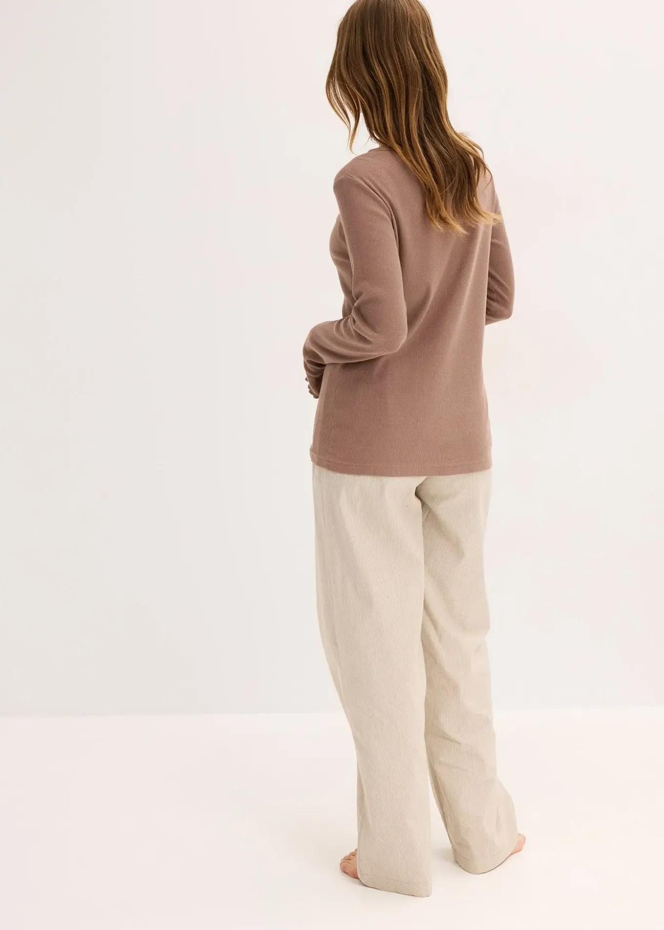 Pyjama avec un T-shirt côtelé et un pantalon tissé