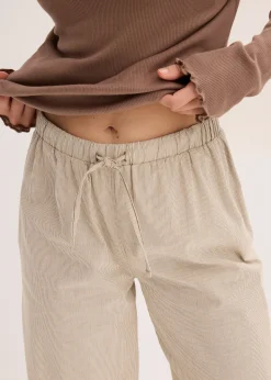 Pyjama avec un T-shirt côtelé et un pantalon tissé